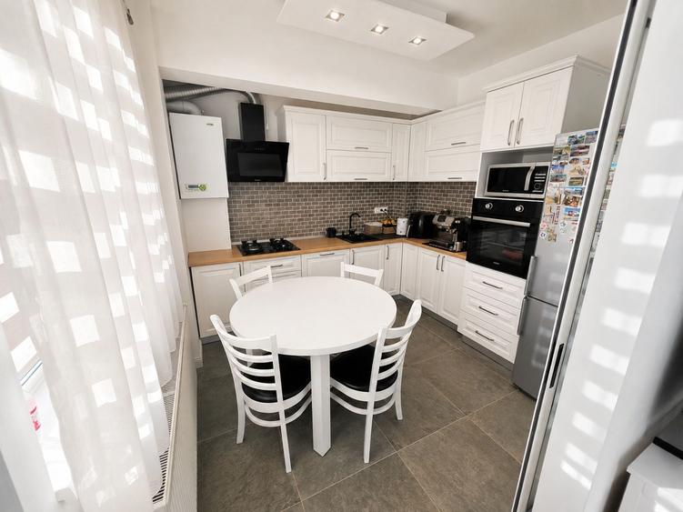Apartament cu 3 camere decomandat în Lotrioara
