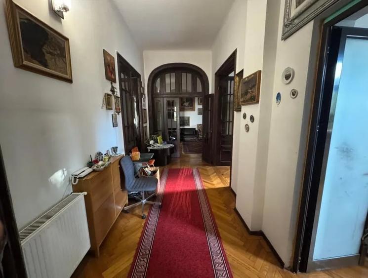 Apartament cu 4 camere decomandat în Cotroceni