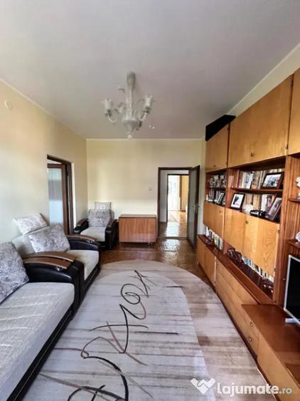 Apartament cu 3 camere semidecomandat în Peninsula