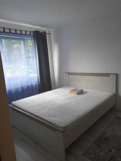 Apartament cu 2 camere semidecomandat, mobilat în Podul de Piatră