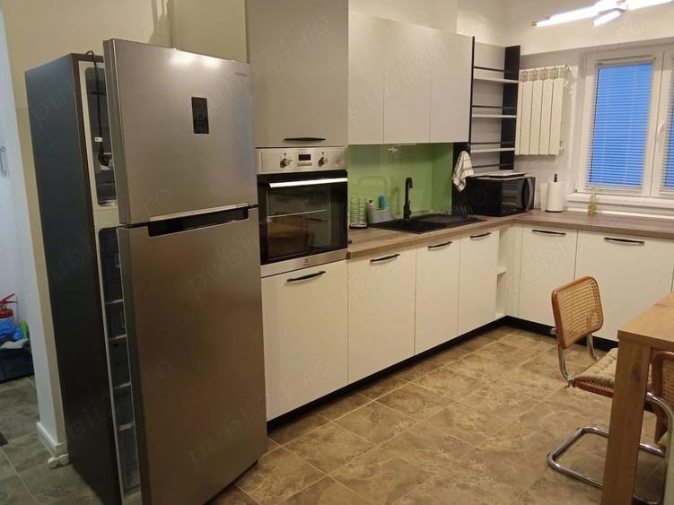 Apartament cu 3 camere decomandat în Calea Victoriei