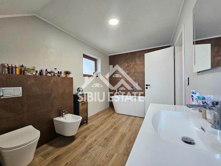 Casă individuală cu 5 camere cu Canalizare în Tineretului
