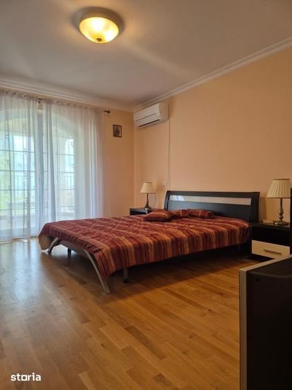 Casă cu 8 camere cu Teren 1100 Mp în Central