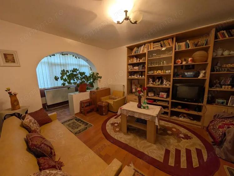 Apartament cu 3 camere semidecomandat în Central
