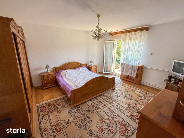 Casă cu 8 camere cu Teren 1289 Mp în Central
