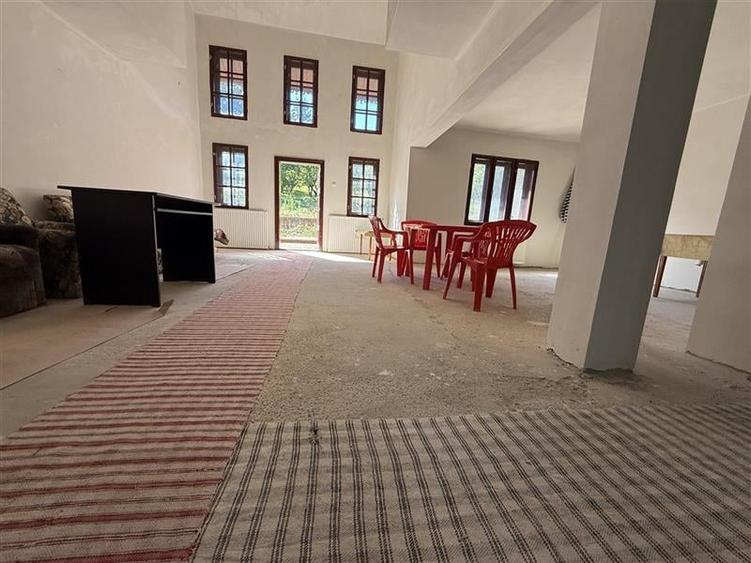 Casă individuală cu 5 camere cu Teren 5725 Mp în Calea Moinești