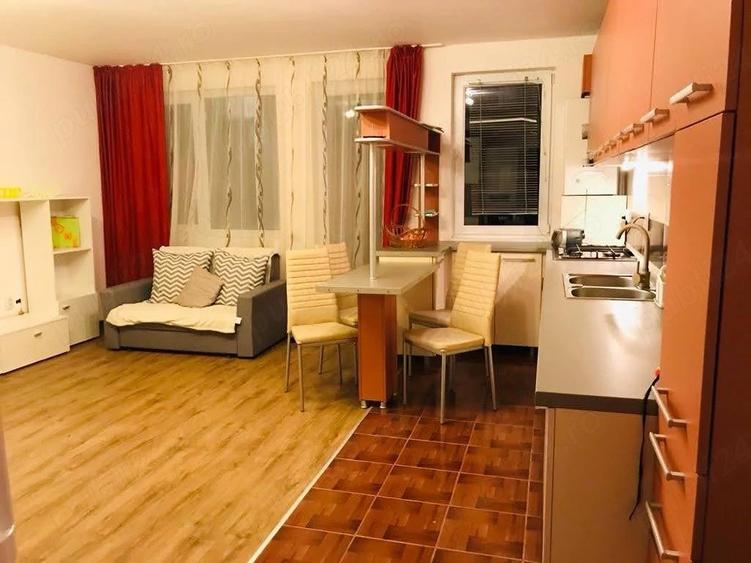 Apartament cu 3 camere semidecomandat în Florești