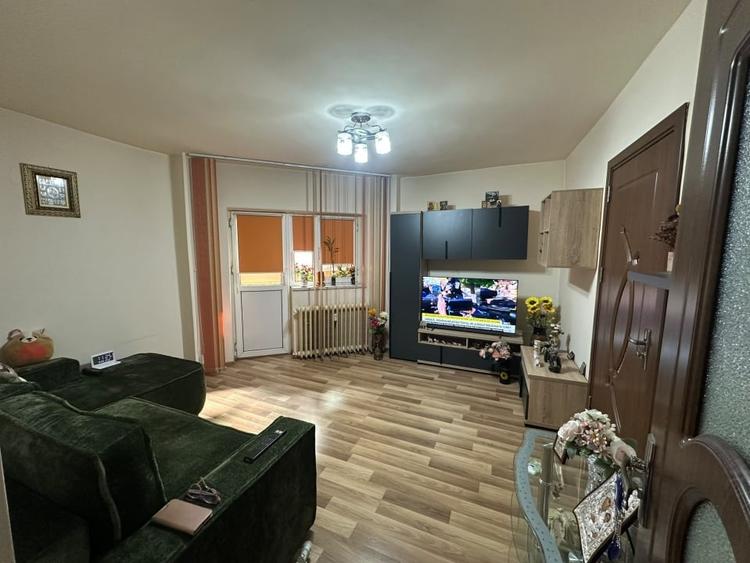 Apartament cu 2 camere semidecomandat, mobilat în 1 Mai
