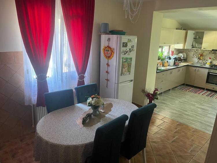 Casă cu 4 camere în Cotu Vameș