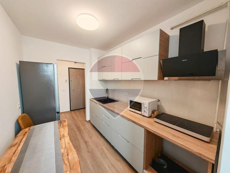 Apartament cu 2 camere semidecomandat, mobilat în Bd. Coșbuc