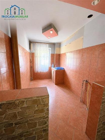 Apartament cu 3 camere semidecomandat în Rovine