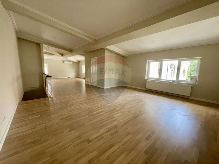 Casă individuală cu 6 camere cu Teren 200 Mp în Capitale