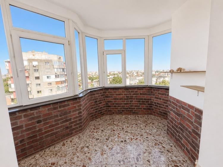 Apartament cu 3 camere decomandat în Trocadero