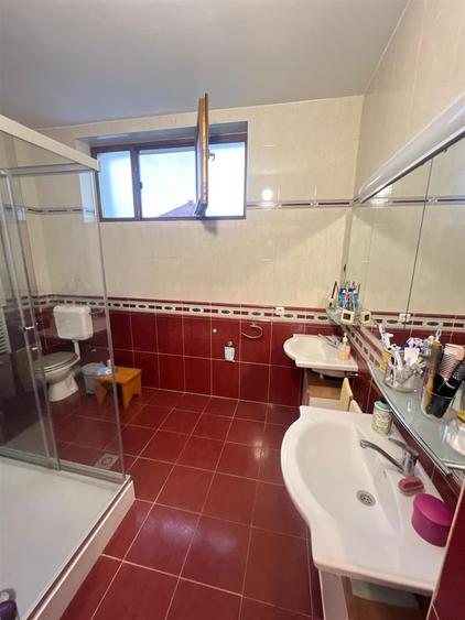 Casă individuală cu 8 camere cu Canalizare în Giarmata