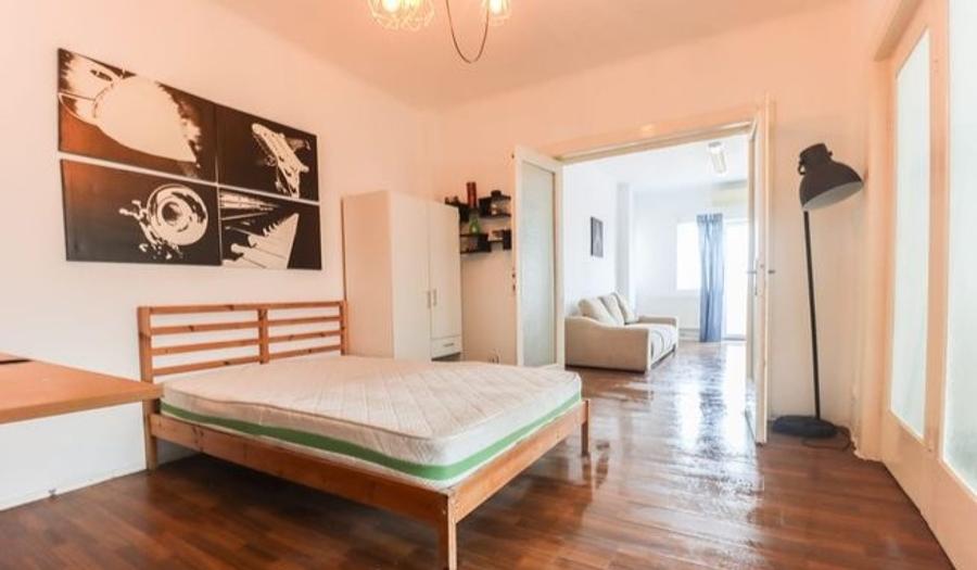 Apartament cu 3 camere semidecomandat în P-ța Muncii