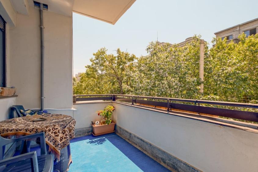 Apartament cu 5 camere semidecomandat, mobilat în Polonă