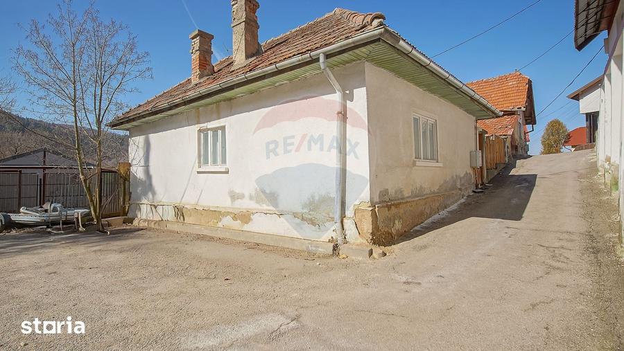 Casă cu 2 camere cu Teren 230 Mp în Schei