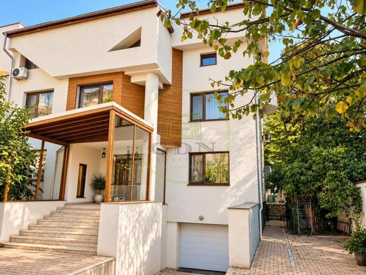 Casă individuală cu 12 camere cu Piscina în Aviației