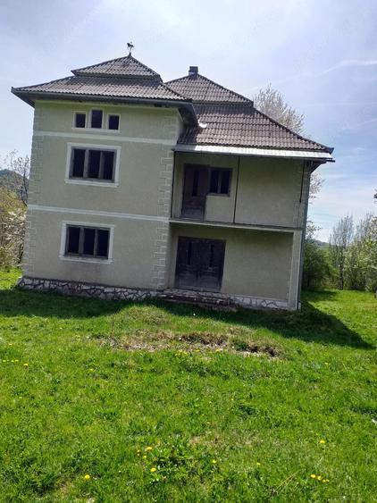 Casă cu Teren 8000 Mp în Roșia Montană