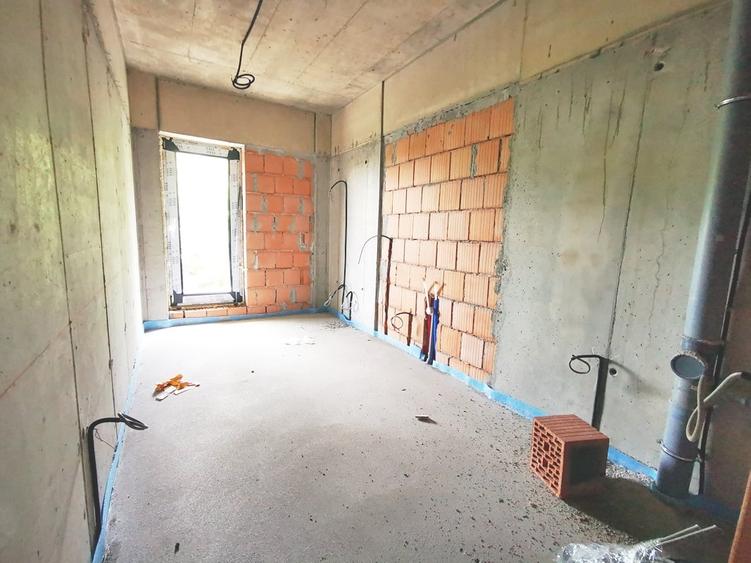 Apartament cu 3 camere decomandat în Sisești