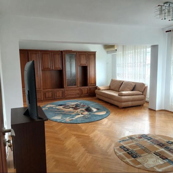 Apartament cu 4 camere semidecomandat în Frumoasa