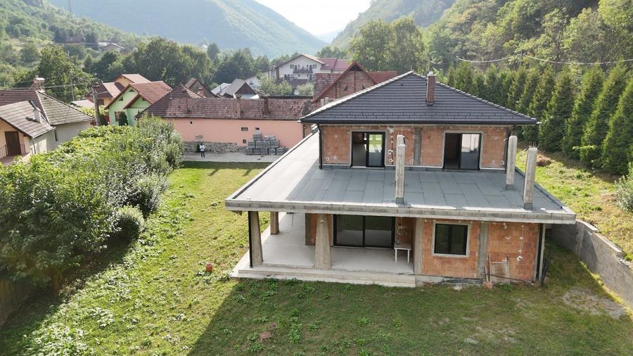 Casă cu 7 camere cu Teren 2666 Mp în Gura Râului
