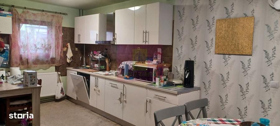 Casă cu 4 camere în Săbăreni