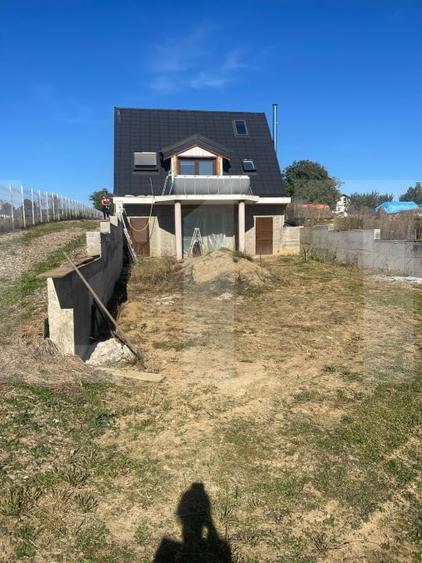 Casă individuală cu 3 camere cu Teren 1911 Mp în Vârfu Câmpului