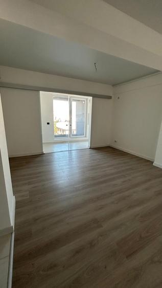 Apartament cu 3 camere semidecomandat în Albert