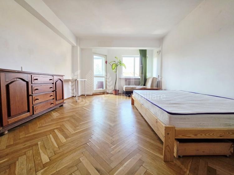 Apartament cu 4 camere decomandat, mobilat în Central