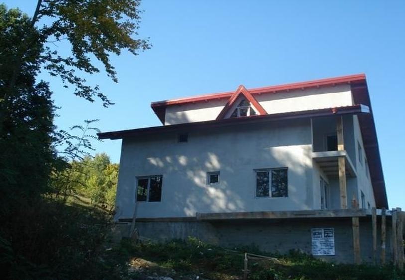 Casă individuală cu 6 camere cu Canalizare în Pucioasa-Sat