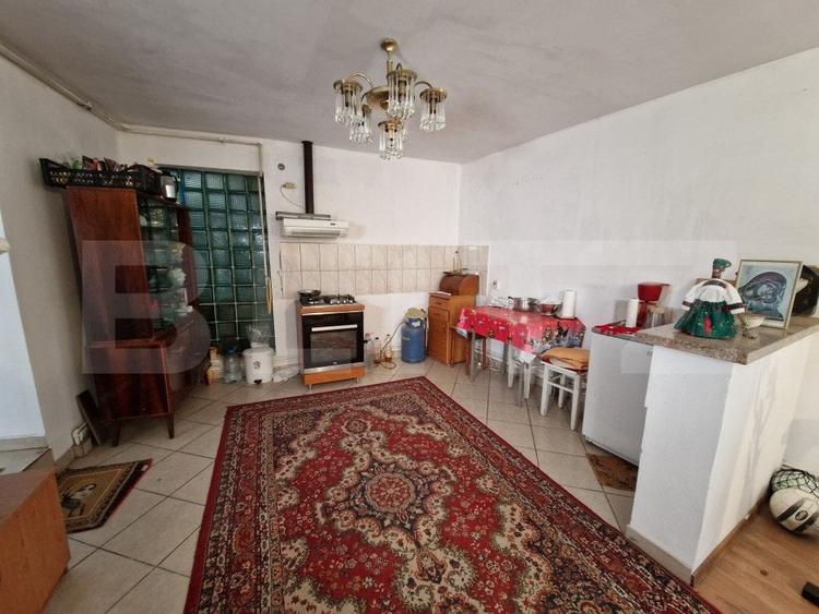 Casă individuală cu 8 camere cu Canalizare în Central