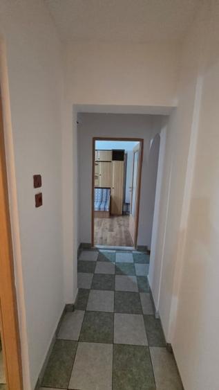 Apartament cu 3 camere semidecomandat, mobilat în Micro 16
