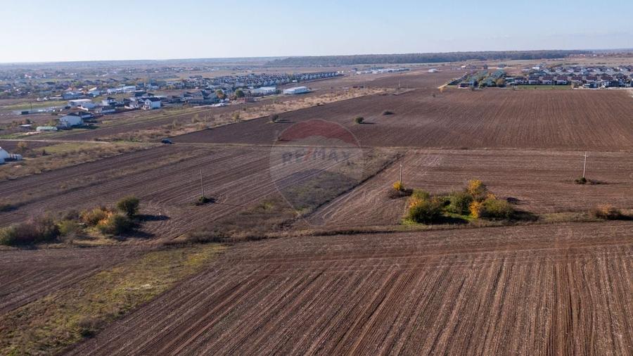 Teren Construcții intravilan de 7400 mp, în Săbăreni