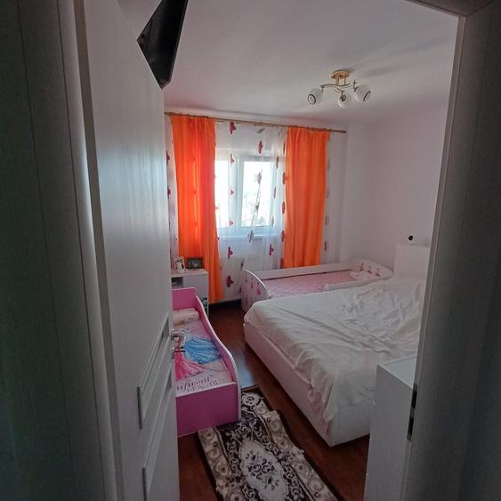 Apartament cu 4 camere semidecomandat în Hărmanului