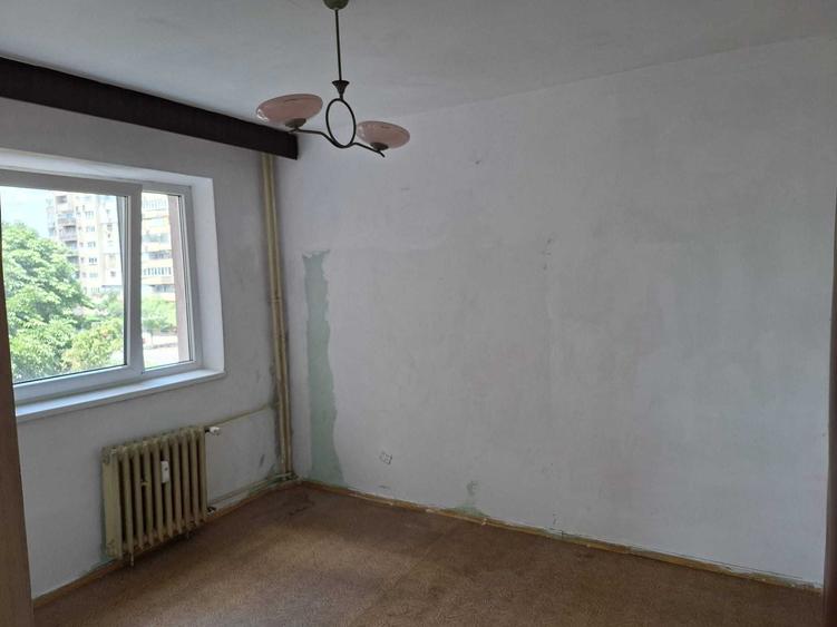 Apartament cu 3 camere decomandat în Republicii