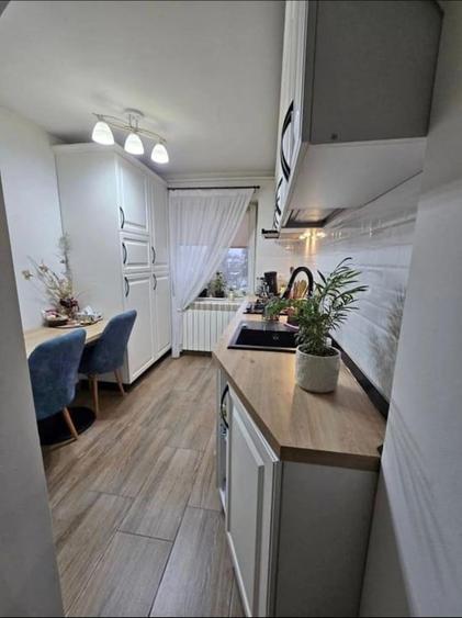 Apartament cu 2 camere semidecomandat, mobilat în Decebal