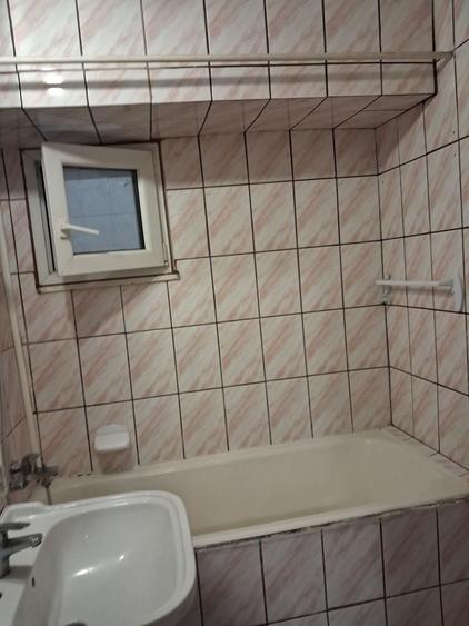 Apartament cu 3 camere decomandat, mobilat în P-ța Victoriei
