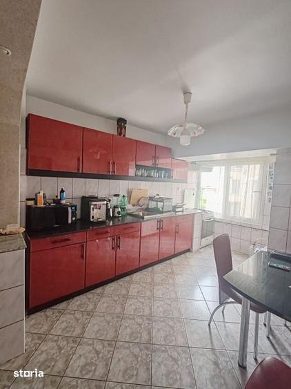 Apartament cu 4 camere decomandat în Traian