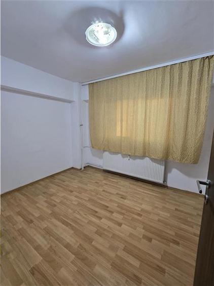 Apartament cu 4 camere decomandat, mobilat în Berceni