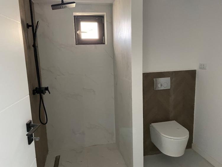 Apartament cu 3 camere decomandat în Sărari