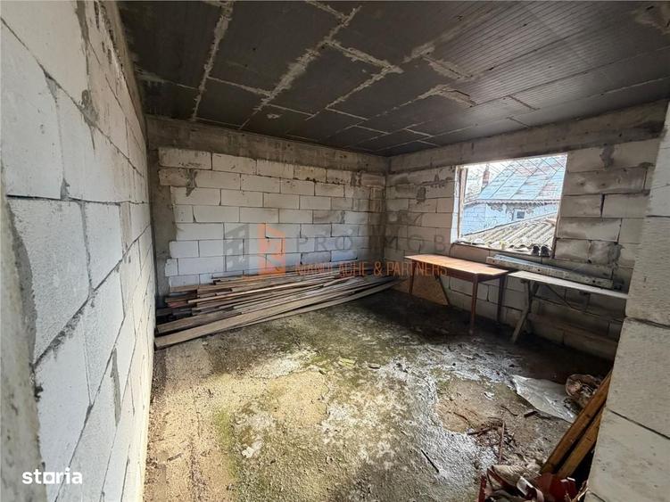 Casă cu 4 camere decomandat în Stâlpu