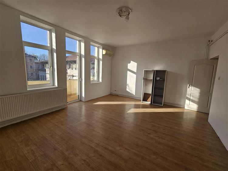 Casă individuală cu 20 camere cu Canalizare în Central