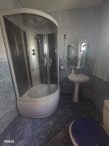 Casă cu 4 camere decomandat în Rovine