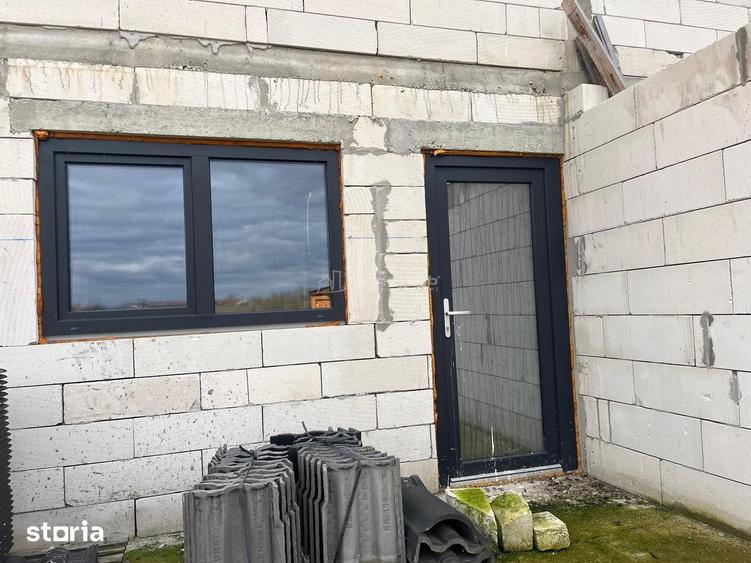 Casă cu 5 camere cu Teren 1414 Mp în Știuca