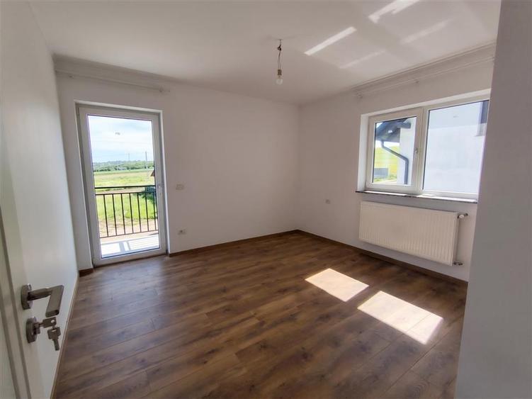 Duplex cu 4 camere cu Canalizare în Ipotești