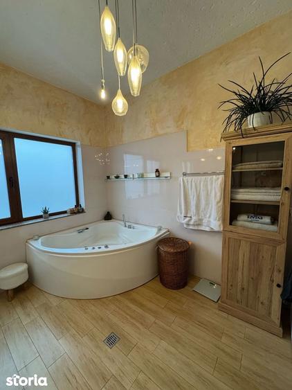 Apartament cu 4 camere, mobilat în Centrul Istoric