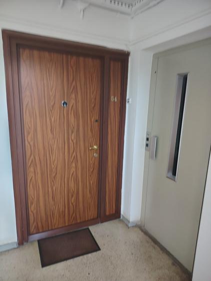Apartament cu 3 camere semidecomandat în Tineretului