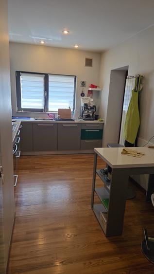 Apartament cu 4 camere decomandat în Capitale