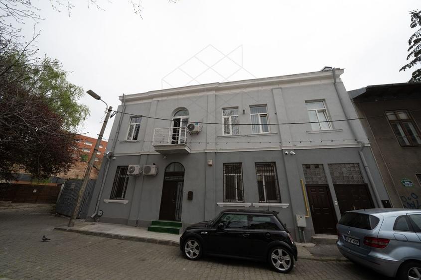 Apartament cu 3 camere semidecomandat, mobilat în P-ța Victoriei